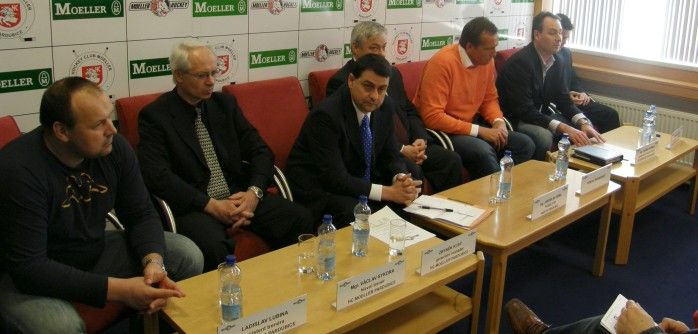 Host tiskov konference, zprava: Michal Reiner, Ondej Heman, Roman midbersk, Jaroslav Deml, Zbynk Kus, Vclav Skora a Ladislav Lubina.