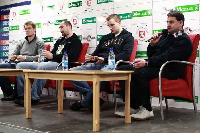 Diskuzní kotel s fanoušky