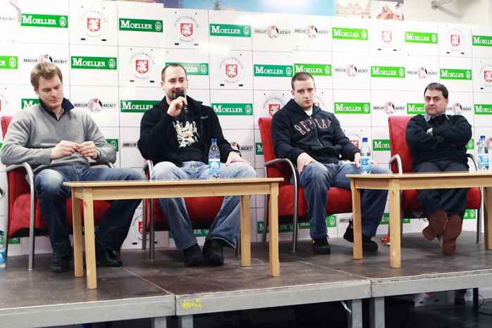 Diskuzní kotel s fanoušky