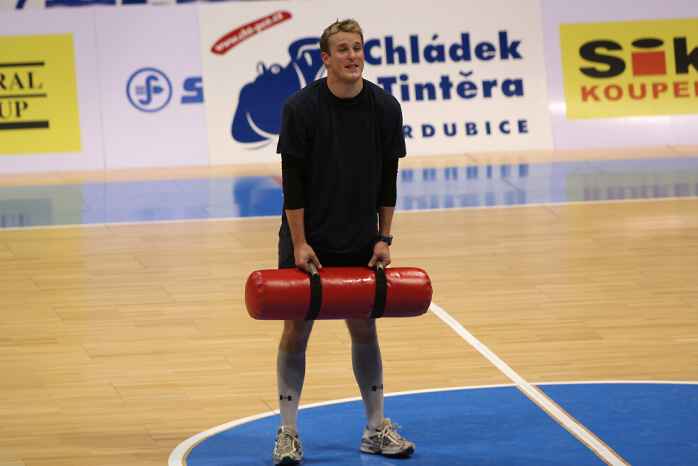 Michal Klejna v akci na palubovce pro basketbalisty.