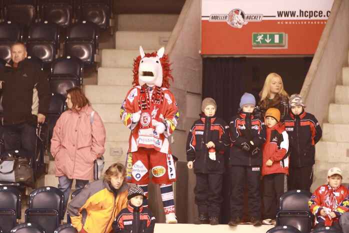 Na Vnonm hokejovm dni nechybl ani maskot HC Moeller Pardubice.