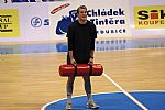 Michal Klejna v akci na palubovce pro basketbalisty.