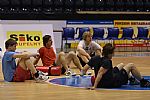 �to�n�ci zleva Filip Stoklasa, Jan Kol��, Jan Semor�d a Petr Koukal poslouchaj� pokyny tren�r�.