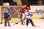 Netradi�n� souboj brank���: Dominik Ha�ek a J�n La��k.