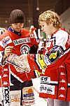 David Hav�� se podepisuje fanou�kovi v dresu HC Moeller Pardubice.