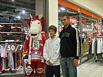 Radovan Som�k se nechal vyfotografovat s fanou�kem i maskotem.
