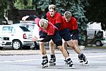 Trojice mlad�k� Jan Semor�d, Marek Zukal a Jakub Nakl�dal z�vod� na kole�kov�ch brusl�ch.